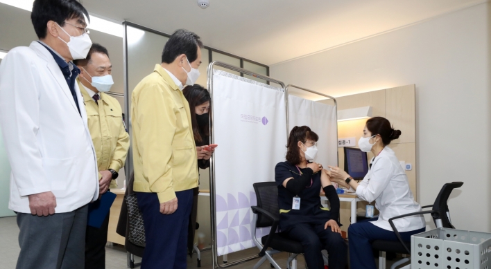 About 18,500 Koreans get COVID-19 vaccines on vaccination Day 1