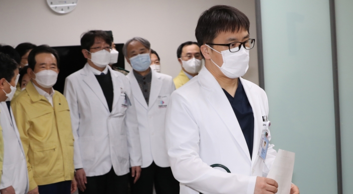 Front-line medical workers get 1st injections of Pfizer's vaccine in S. Korea