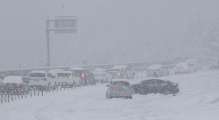 Hundreds of cars trapped on coastal highway amid heavy snow