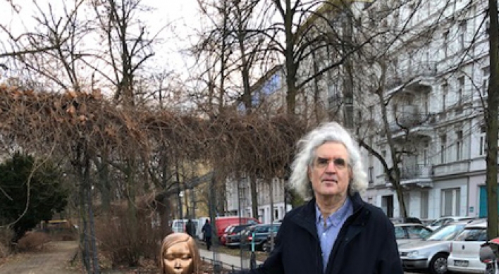 Israeli law professor visits comfort women statue in Berlin