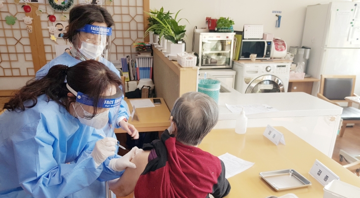 Vaccination starts for S. Koreans aged 65 and older at nursing homes, hospitals