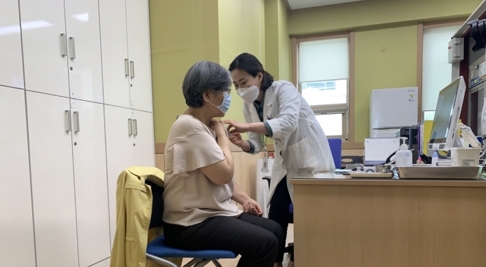 [From the scene] Jeong Eun-kyeong gets AstraZeneca COVID-19 vaccine