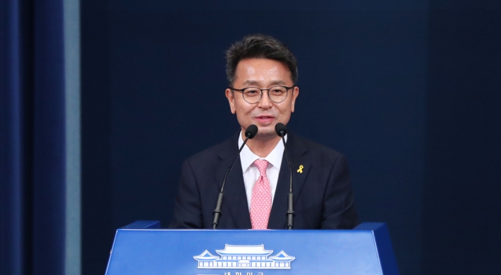 Moon replaces senior secretaries for political affairs, social policy, Cheong Wa Dae spokesperson