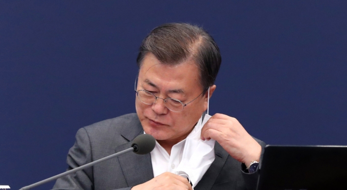 Moon urges halt to 'politicization' of COVID-19 vaccine issue