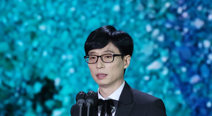Comedian Yoo Jae-suk, film director Lee Joon-ik win top prize at Baeksang Arts Awards