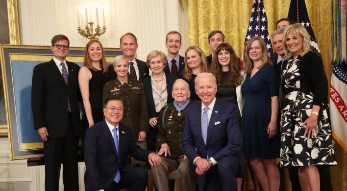 Moon meets Biden at medal-awarding ceremony for Korean War veteran