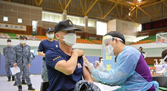 Military begins vaccination campaign for troops under 30