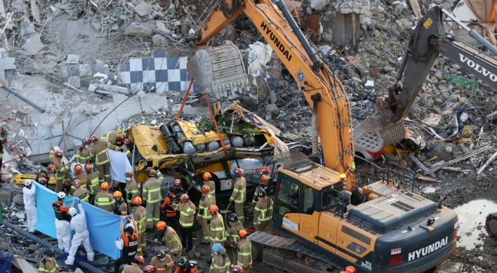 Moon urges full probe into Gwangju building collapse