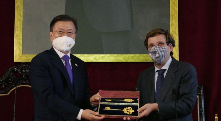 Moon given 'golden key' in Spain visit