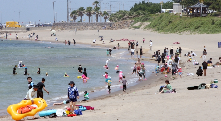 Congestion alert system to run at beaches amid eased social distancing