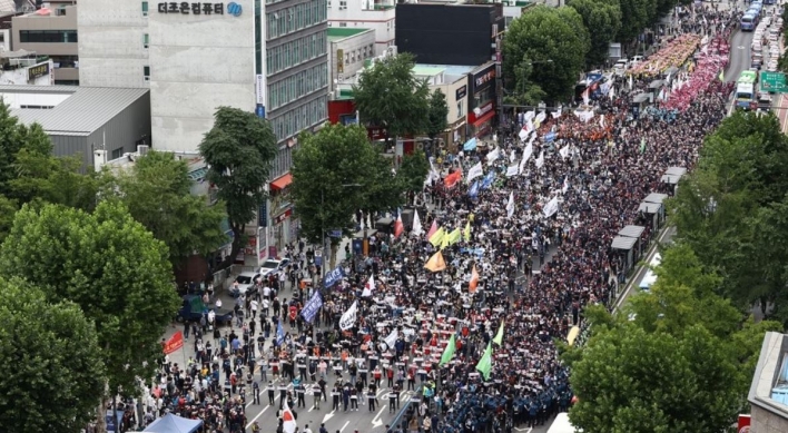 Umbrella labor union holds street rally despite virus concerns