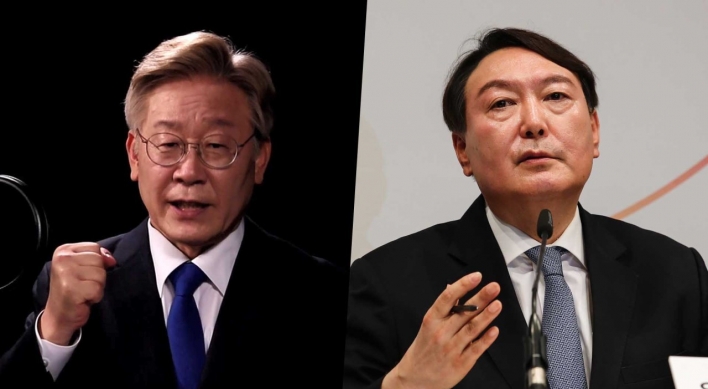 Gyeonggi Gov. Lee ahead of ex-prosecution chief Yoon in latest poll