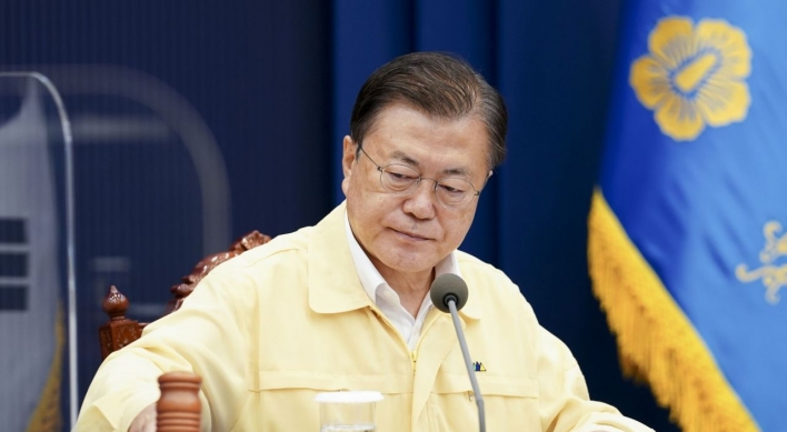 Moon reprimands officials for problems in vaccine reservation system: Cheong Wa Dae