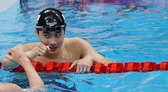 [Tokyo Olympics] Teen swimmer breaks natl. record to win 200m freestyle heats