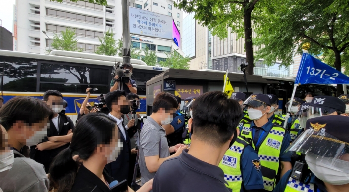 Police block Liberation Day rallies by conservatives