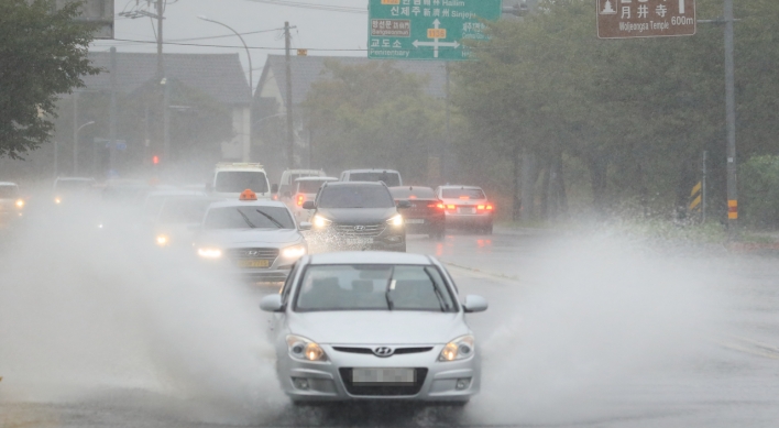 Typhoon Chanthu brings heavy rain on Jeju