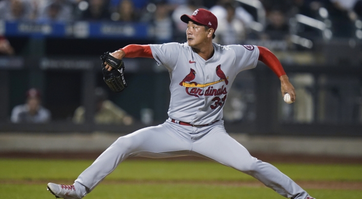 Cardinals' Kim Kwang-hyun picks up 1st save of season