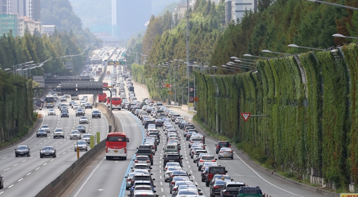 Traffic jam on highways as people return on last day of Chuseok