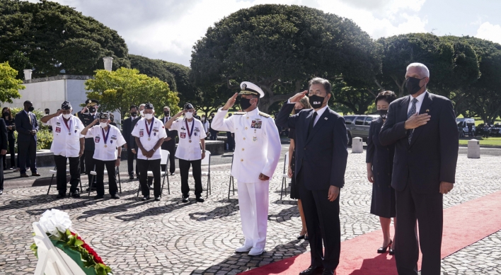 Moon awards medals to Korean immigrants in Hawaii for fight against Japan's colonization