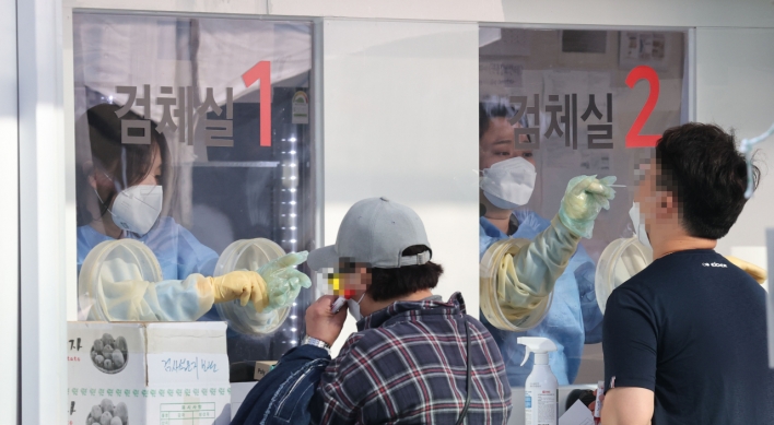 Daily virus cases in Seoul exceed 900 for first time