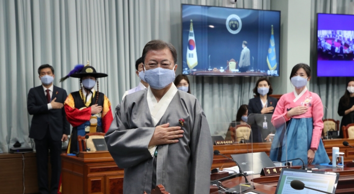 President Moon, clad in hanbok, presides over Cabinet meeting