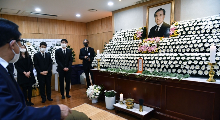 Moon prays for late ex-President Roh while noting 'faults' of coup, bloody crackdown