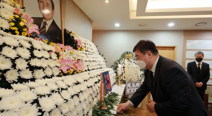 Chinese Amb. Xing pays tribute to ex-President Roh