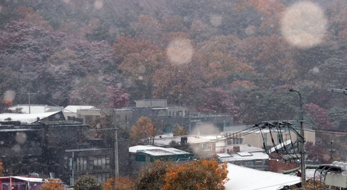 Seoul receives first snowfall of season, one month earlier than last year