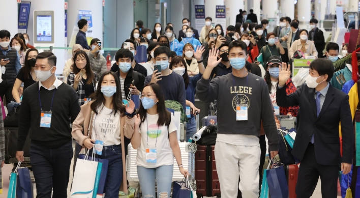 Tourists arrive in S. Korea from Singapore on 'travel bubble'