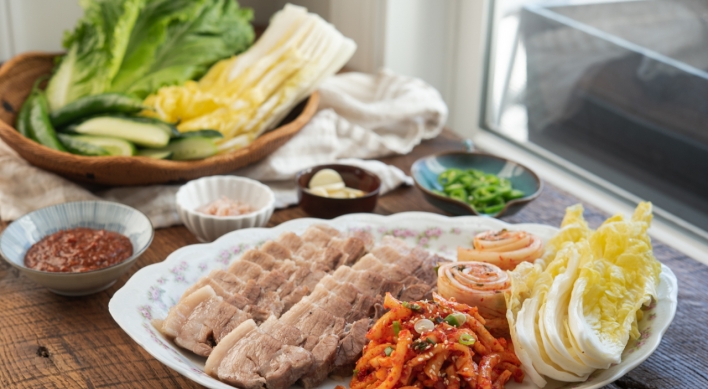 [Holly’s Korean Kitchen] Bossam, boiled pork belly wraps