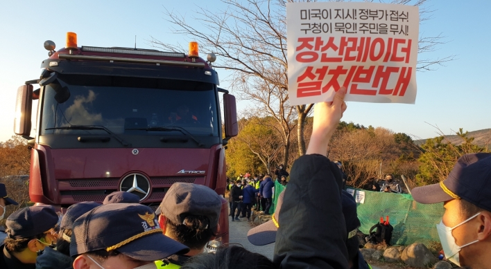 Activists, police clash over military radar installation in Busan