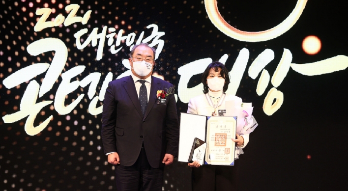 Kim Su-jin, Na Young-seok, Kim Jun-koo, Loopy bag trophies at 2021 Korea Content Awards