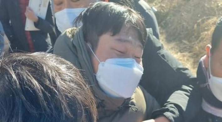 Protester throws eggs at DP candidate Lee near THAAD base in Seongju