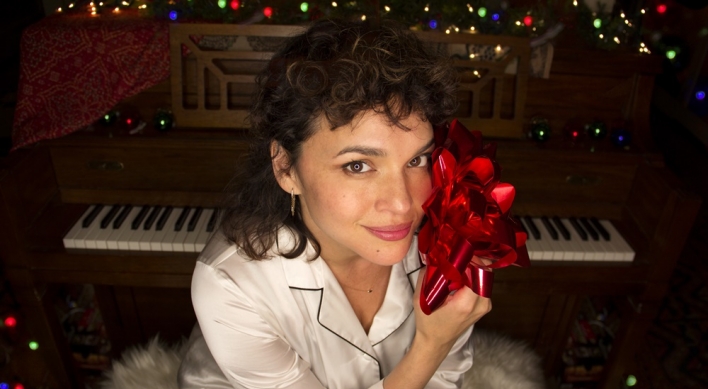 [Herald Interview] Norah Jones aims to soothe COVID-19 blues with first Christmas album