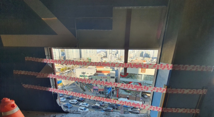 Taxi falls from 5th floor; 1 killed