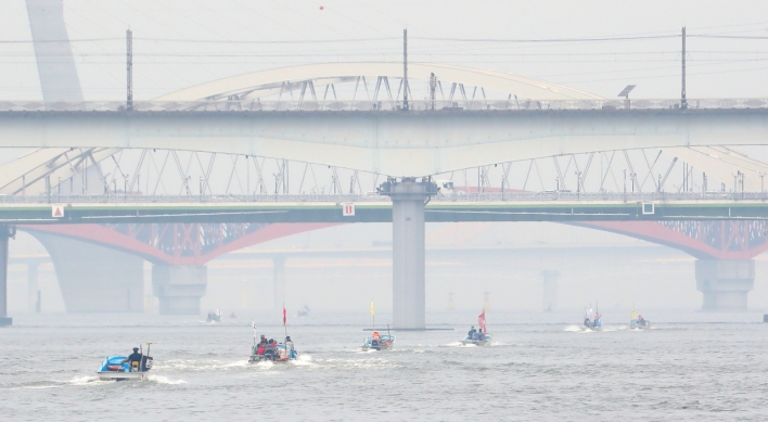 Drunk driver swims out of sinking car in Han River