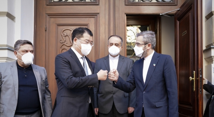 Senior S. Korean, Iranian officials discuss frozen assets