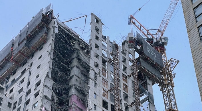 Facade of apartment building under construction collapses, injuring at least 1