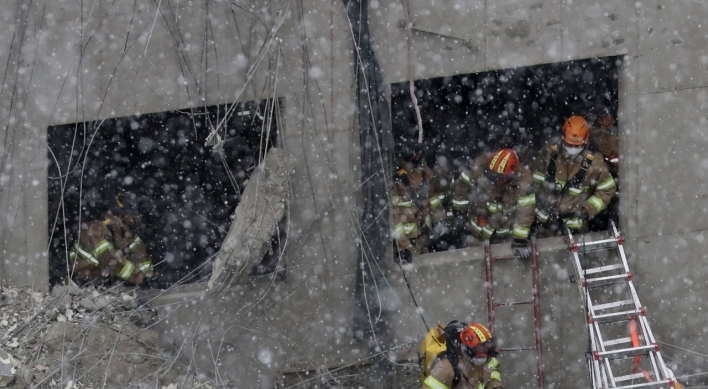 Search resumes for 4th day at Gwangju apartment building collapse site