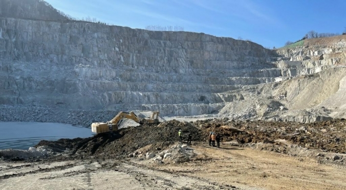 Rescuers retrieve one body, trying to find two buried workers in quarry