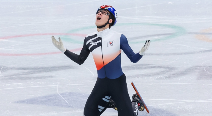 Moon congratulates Hwang for winning gold in men's 1,500m short track