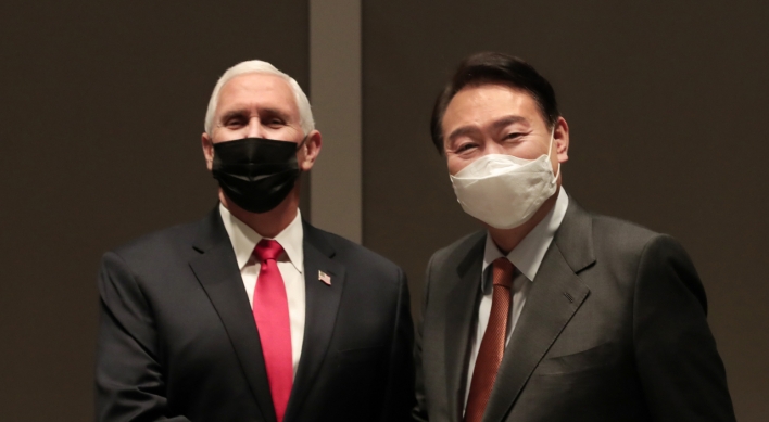 Yoon meets with ex-US Vice President Pence