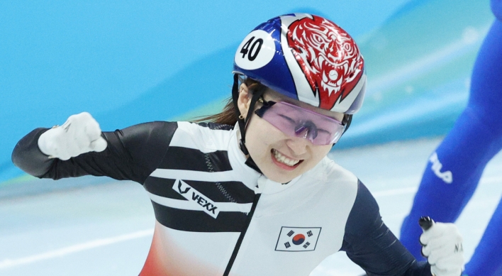 Moon congratulates short tracker Choi on winning gold in women's 1,500m