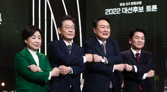 Lee, Yoon neck and neck at 43.7% vs. 42.2%: survey