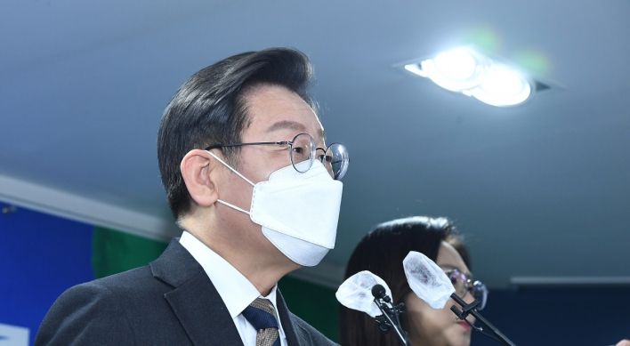 Lee Jae-myung accused of aping Lee Myung-bak's signature economy pledges