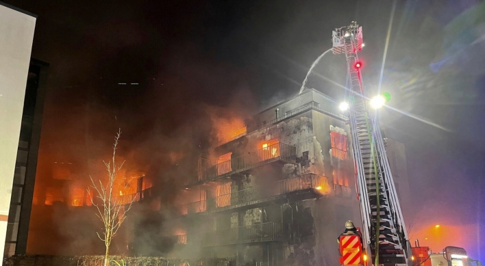 1 dead, 11 evacuated in apartment building fire