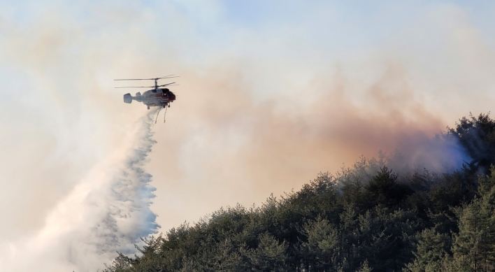 Wildfire quickly spreads to about 21,000 acres as thousands evacuate