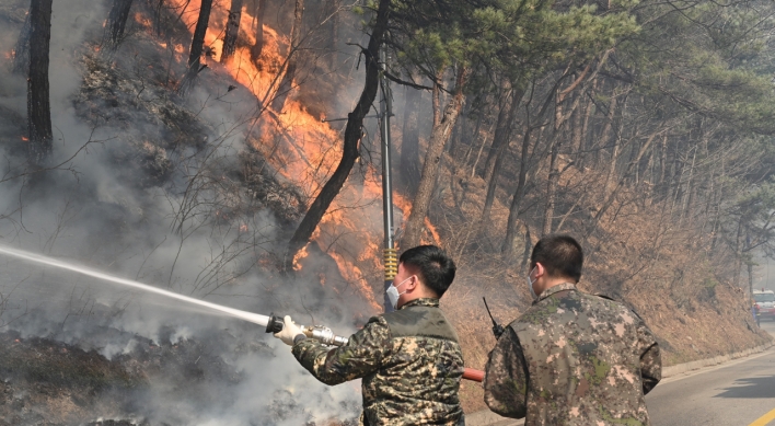 Military continues mobilizing troops, choppers to contain wildfires