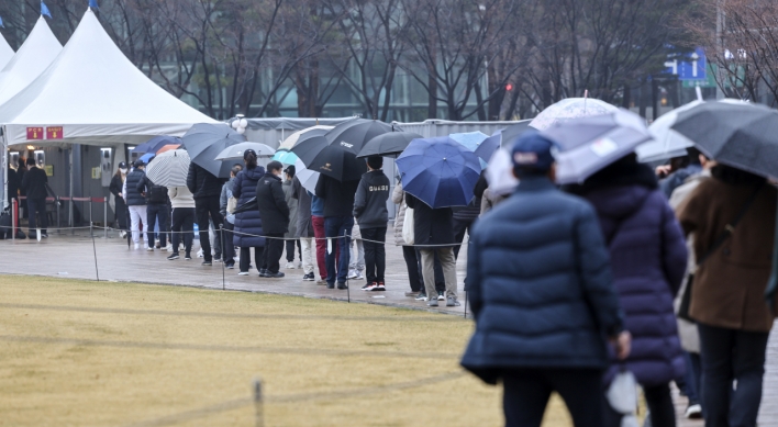 S. Korea‘s daily COVID-19 cases stay over 350,000, critical cases rise