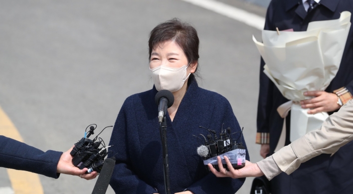 Impeached Park discharged from hospital, returns home